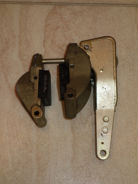 Handbrake ratchet mechanism and brake pad arms