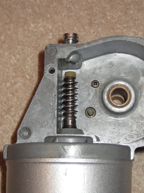 The markings on the motor gearbox housing and the yoke must be aligned when re-fitting