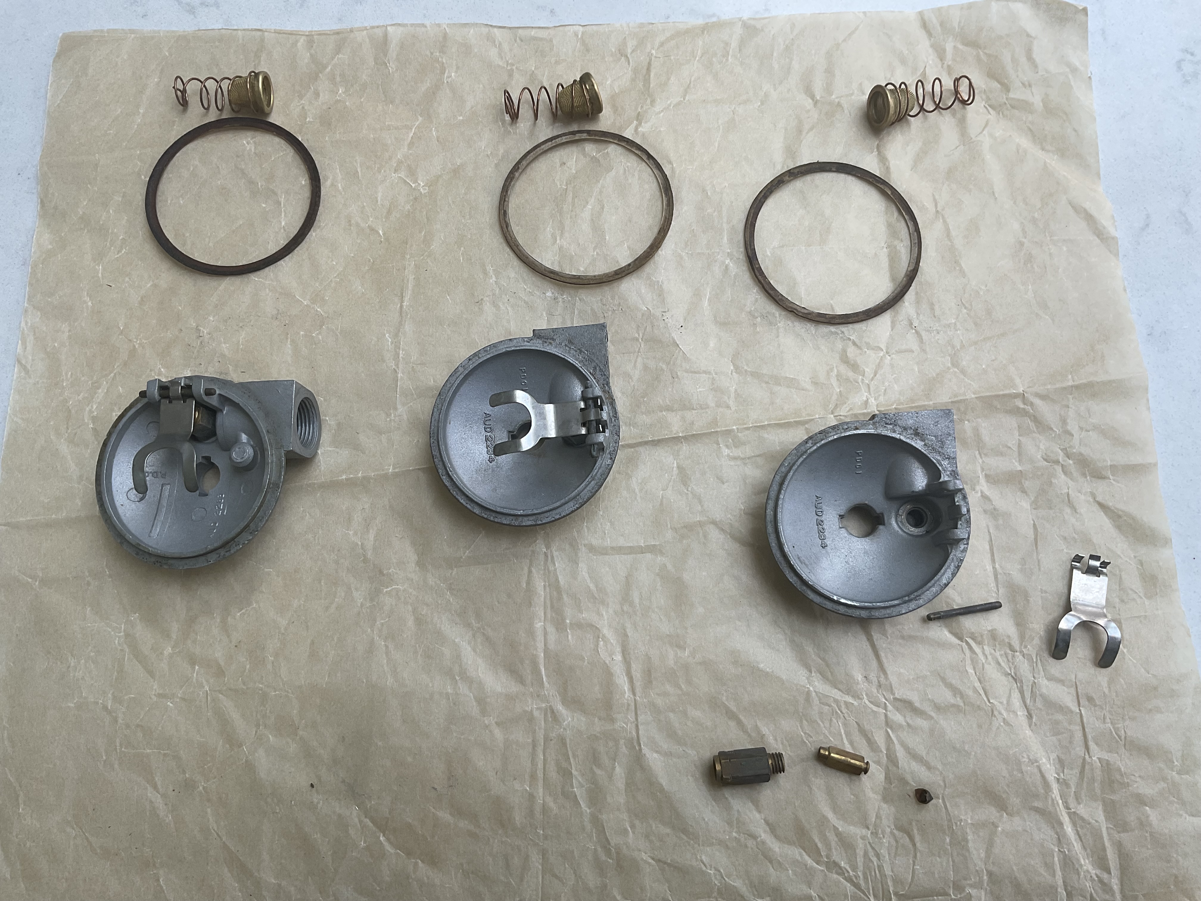 The front carburettor’s lid disassembled revealed a broken needle tip.