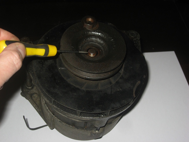 A slot in the pulley mates with the protruding woodruff key