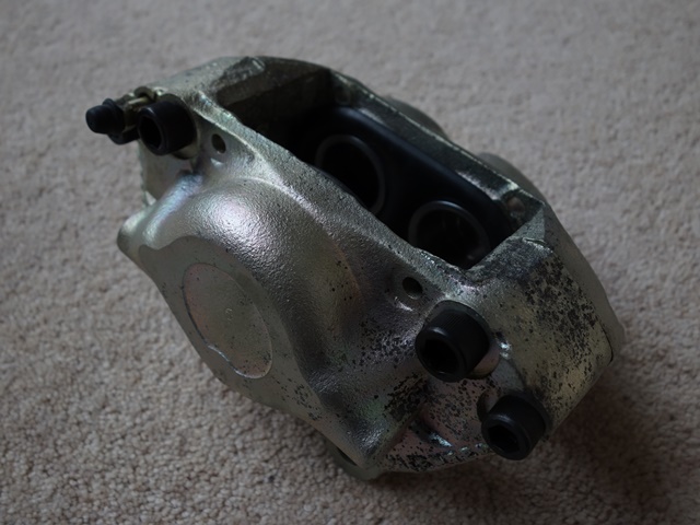 The zinc coating on the refurbished front calipers had already corroded before they were even installed!